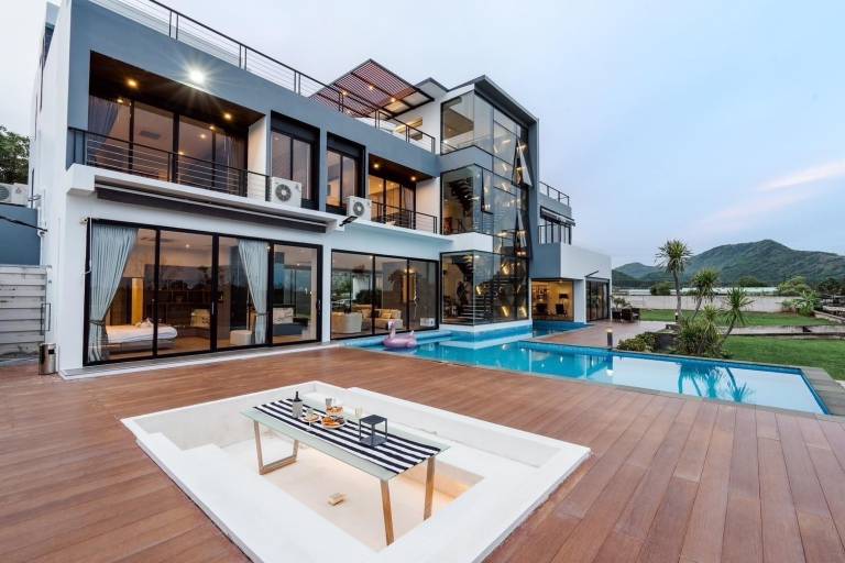 Villa with pool — photo 4