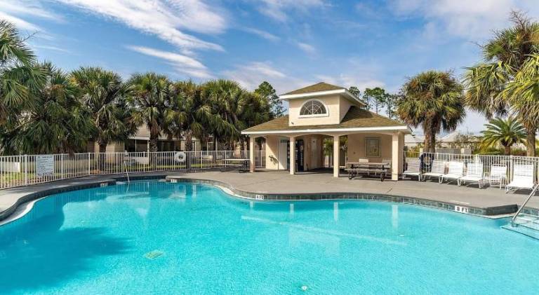 House with pool — photo 3