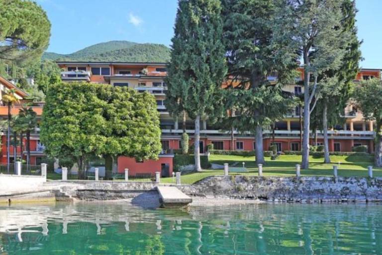 Robert House on The Lake & shared Garden in Gardone Riviera