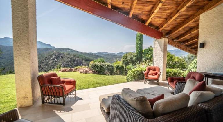 Villa with pool — photo 4