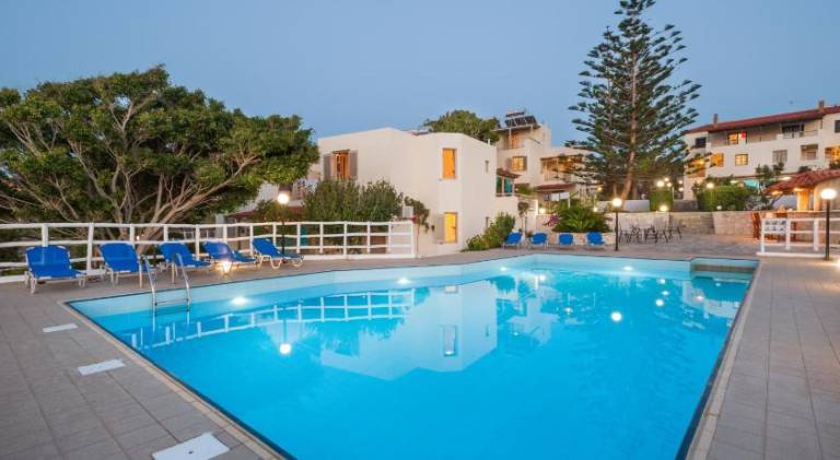 Beautiful serviced apartment with pool, barbeque & yard | Pets are welcome — photo 2