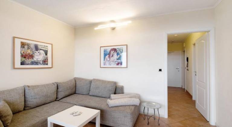 Apartment with pool — photo 3