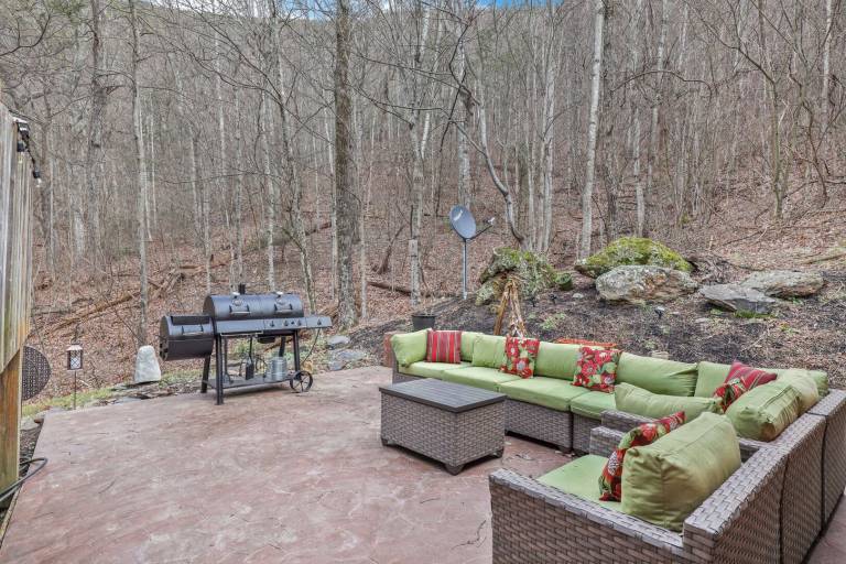 Welcome to Bearfeet Retreat, a pristine cabin in a quiet corner in the heart of Wears Valley. — photo 5
