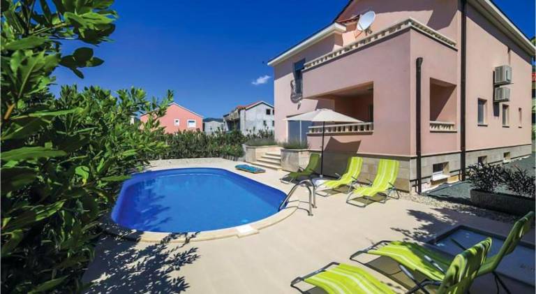 Vacation home with pool in Trogir