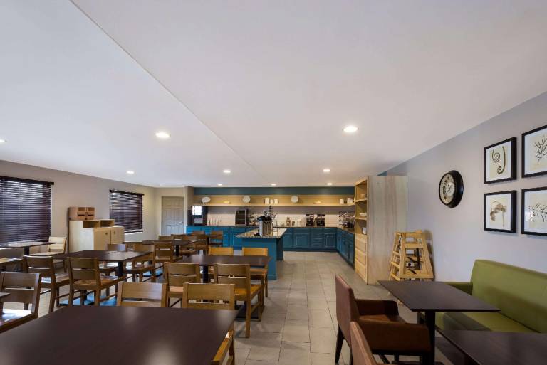 Country Inn & Suites by Radisson, Marion — photo 5
