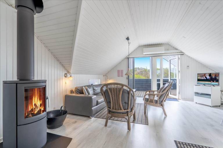 Vacation home with barbeque, terrace & yard — photo 2