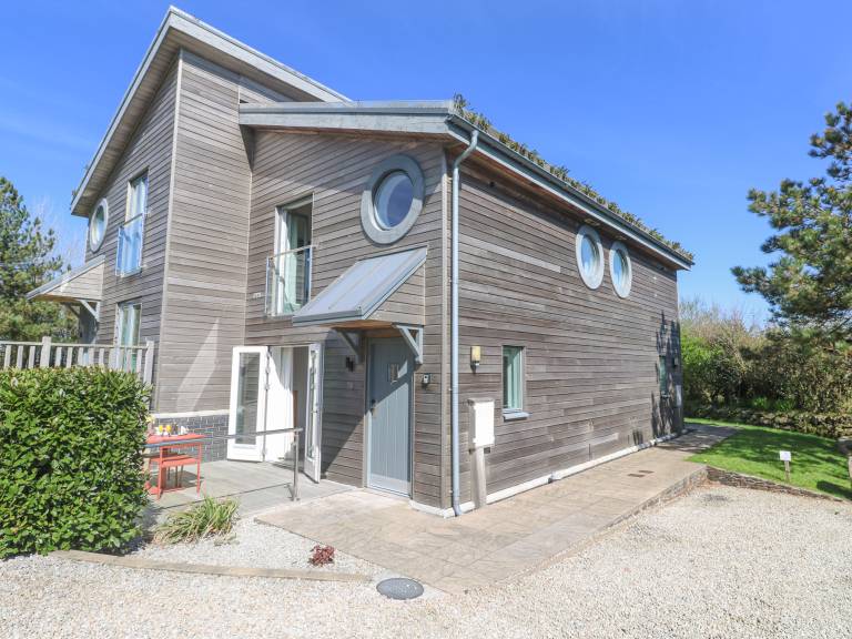 Cottage with pool, garden & sauna | Beach view — photo 2