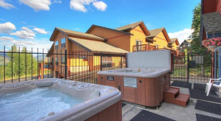 Vacation home with pool & jacuzzi — photo 5