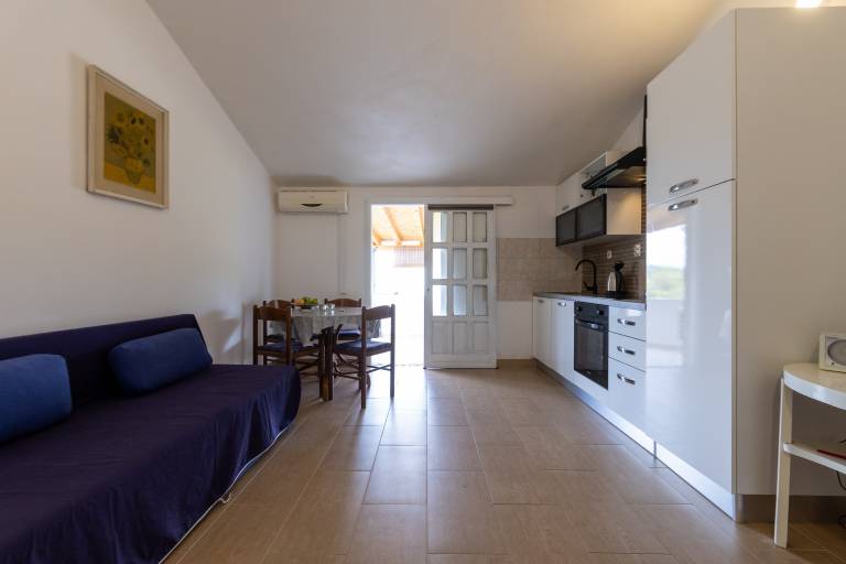 Beautiful rental apartment with BBQ, terrace & yard | Dogs allowed — photo 3