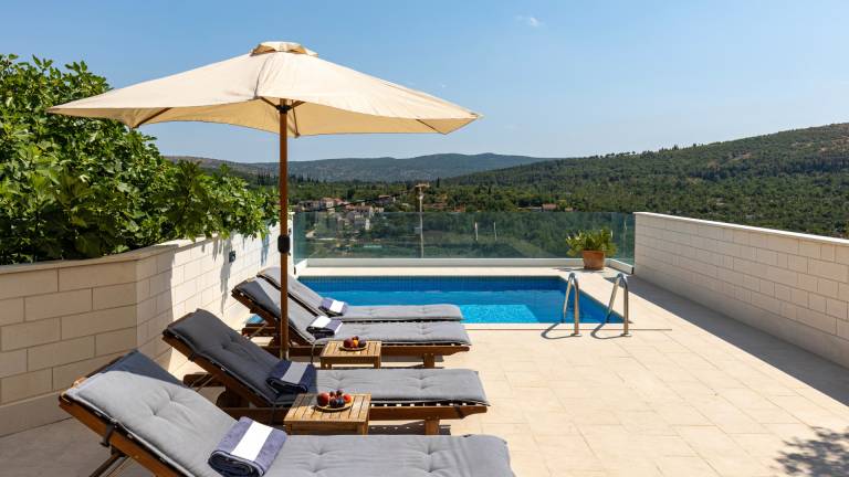 Villa with private pool, barbeque & yard — photo 2