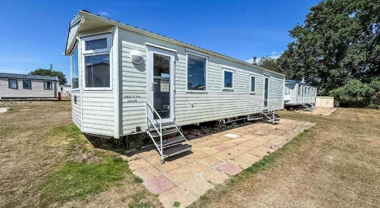 Homely Dog-Friendly Caravan At Valley Farm In Essex, Ref 46633V in Clacton-on-Sea