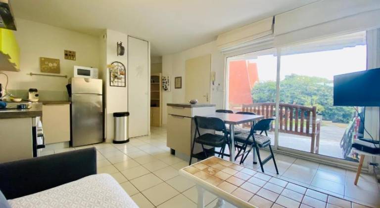 Rental apartment with yard, barbeque & patio — photo 5