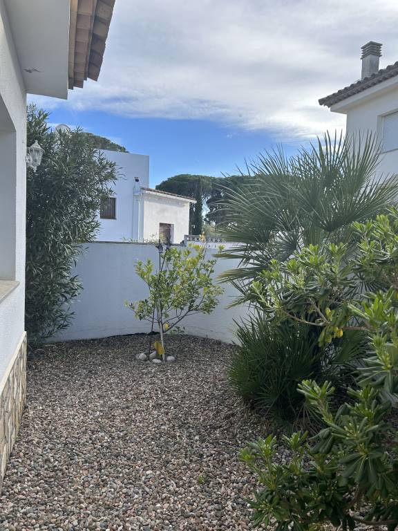 Fully equipped villa with yard, private pool & patio | Pets allowed — photo 2