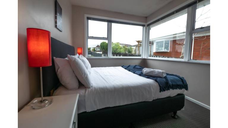 3 bedroom 2 bathroom Bright & Sunny Family home