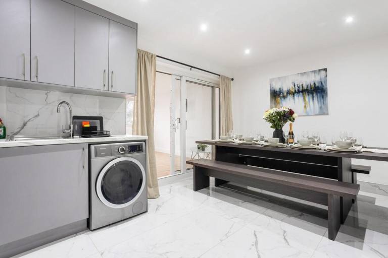 Modern 5-Bedroom Near Heathrow Airport Sleeps 10 — photo 5