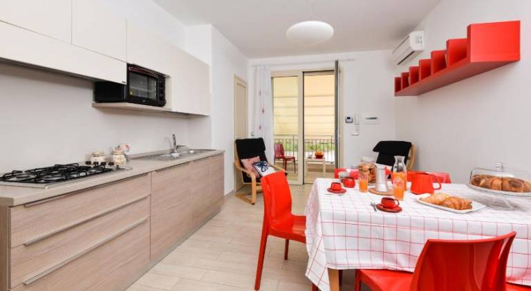 Holiday apartment with patio, barbeque & yard — photo 2