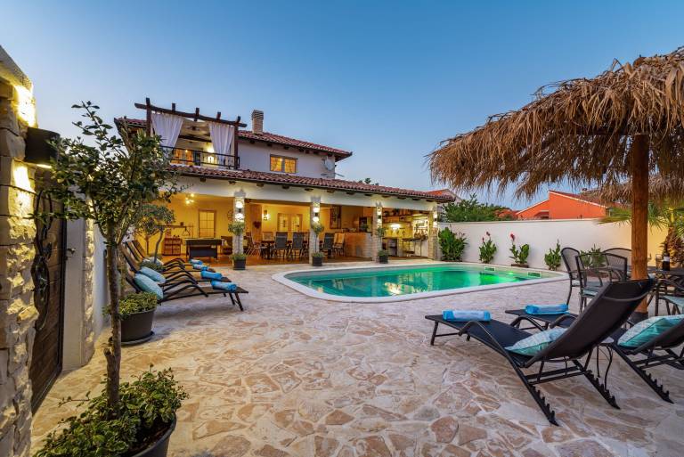 Family-friendly nice villa with barbeque, yard & private pool | Pets are welcome in Zadar