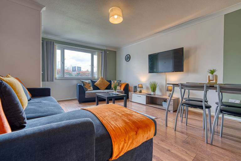 Vibrant House near Birmingham City Centre sleeps 8