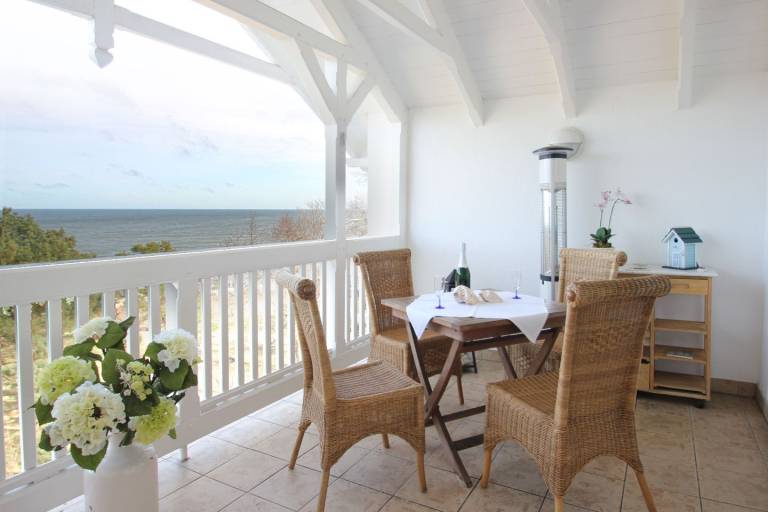 direkt an der Strandpromenade, Balkon mit Meerblick - Aparthotel Ostsee FeWo 35 — photo 4