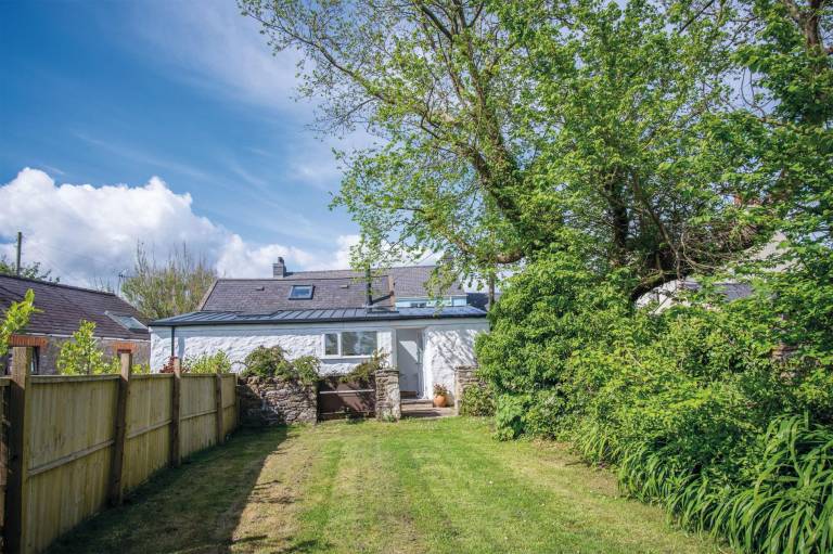 Family-friendly cottage with fast internet & yard | Pets are welcome — photo 3