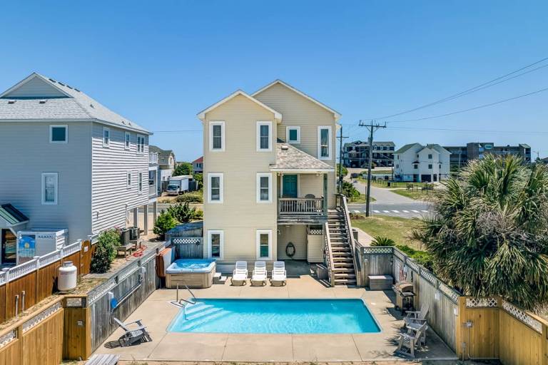 Children-friendly beautiful vacation home with private pool, barbeque & jacuzzi | Beach nearby | Pet-friendly in Outer Banks, NC