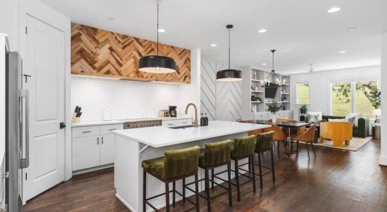 Patio FirePit Garage Walk to Belmont 12 South, Restaurants and More — photo 4