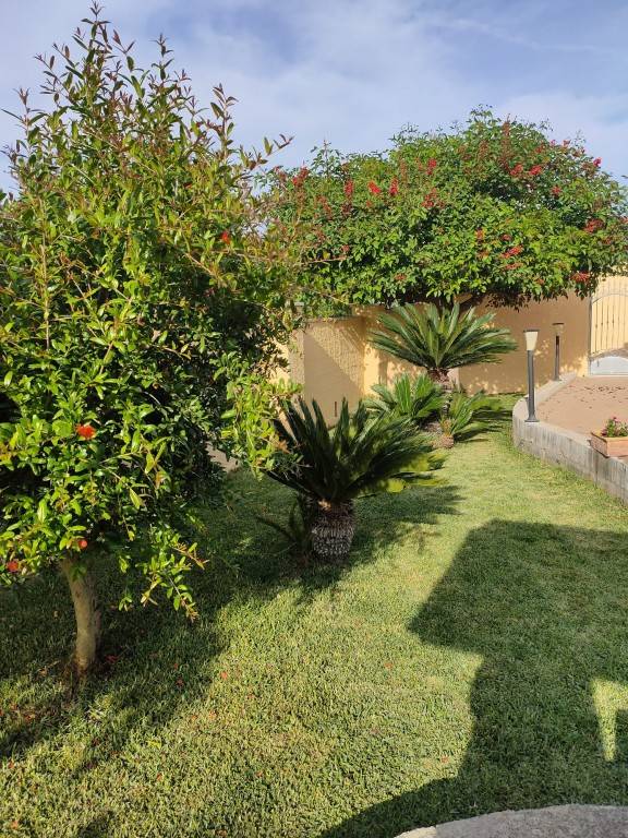 Villa with patio, BBQ & garden | Garden view — photo 5