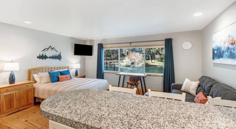 Vacation home with pool | Pet-friendly — photo 2