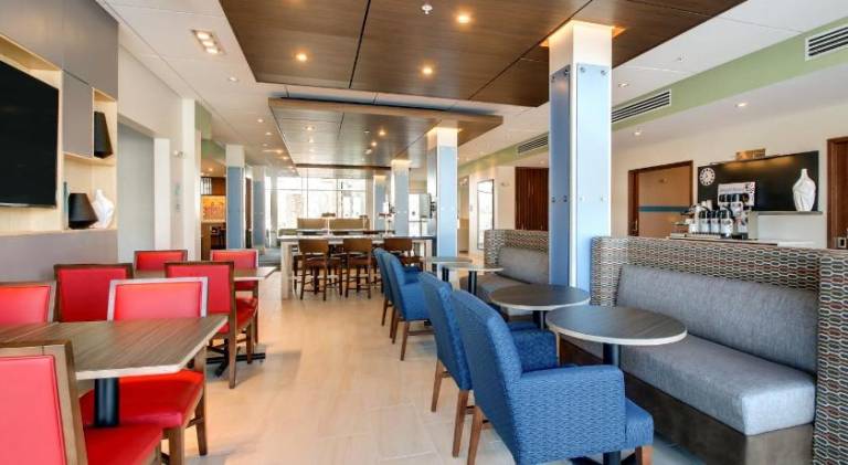 Holiday Inn Express & Suites Galesburg By IHG — photo 3