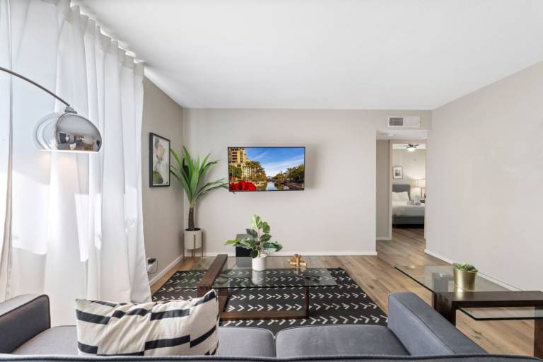 Fashion Square Apt8