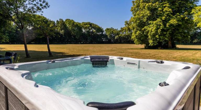 Spacious vacation home with jacuzzi, barbeque & garden | Pets allowed — photo 5