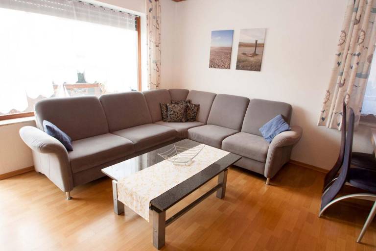 Großzügig und hell: Die Erdgeschosswohnung mit dem geräumigen Bad ist mit einem Rollstuhl befahrbar. Auf der angrenzenden Terrasse werden Sie Ihre Urlaubstage genießen. — photo 4