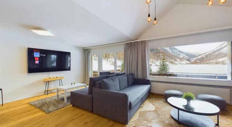 Rental apartment with 2 rooms for 8 persons in Taesch