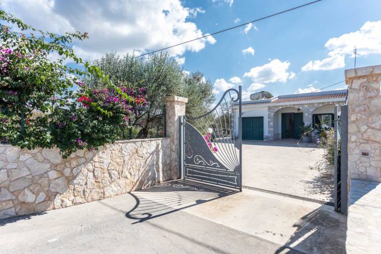 Family-friendly pleasant villa with garden & barbeque | Garden view | Dogs allowed — photo 2