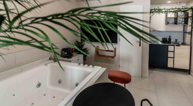 Apartment with hot tub — photo 2
