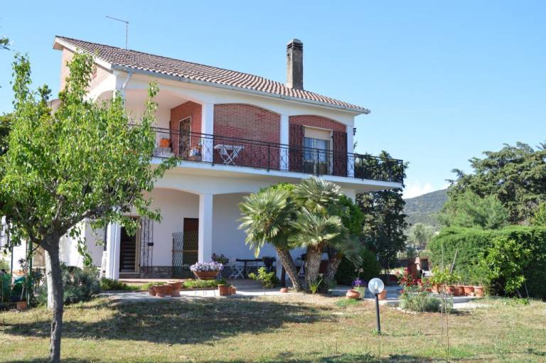 Villa with pool & yard — photo 2
