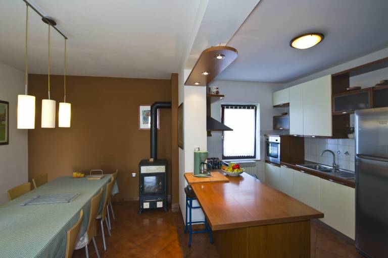 Fully equipped nice apartment with yard, fast internet & patio | Pets allowed — photo 4