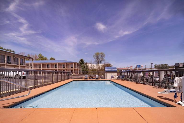 Days Inn by Wyndham Cookeville — photo 2