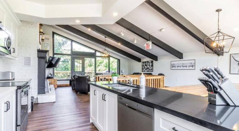 Mountain Trail-Smart TV-Self Check-In-Full Kitchen-Balcony-BBQ — photo 3