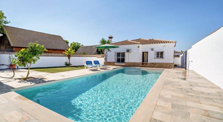 Fully equipped ample house with barbecue, yard & private pool | Good for workation | Pet-friendly in Chiclana de la Frontera