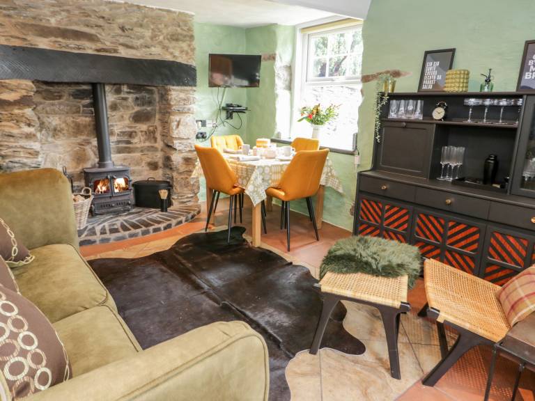Cottage with garden — photo 2