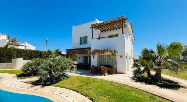 Villa with pool — photo 5