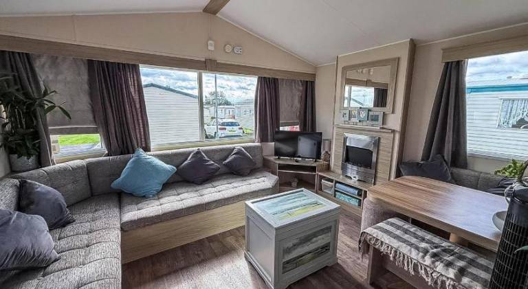 Lovely 6 Berth Caravan With Decking At California Cliffs In Scratby Ref 50027F — photo 2