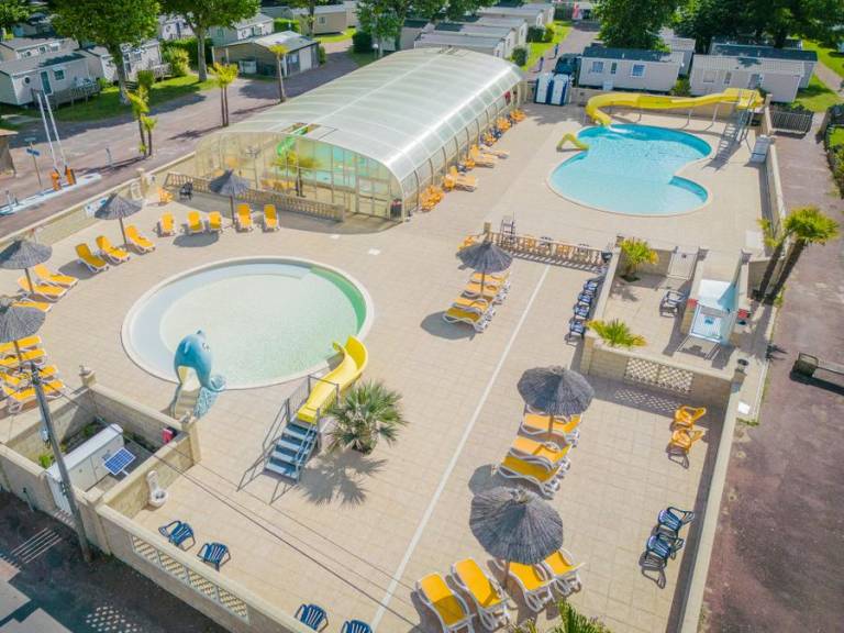 Mobile home with heated pool & patio in Rochefort
