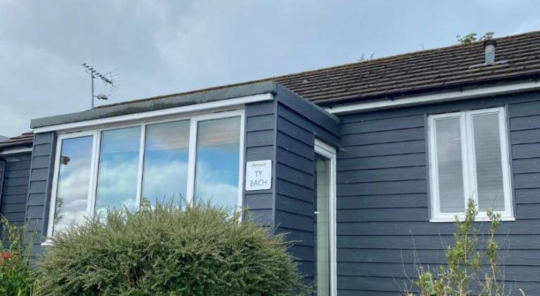 Rental apartment with hot tub & pool in Aberystwyth