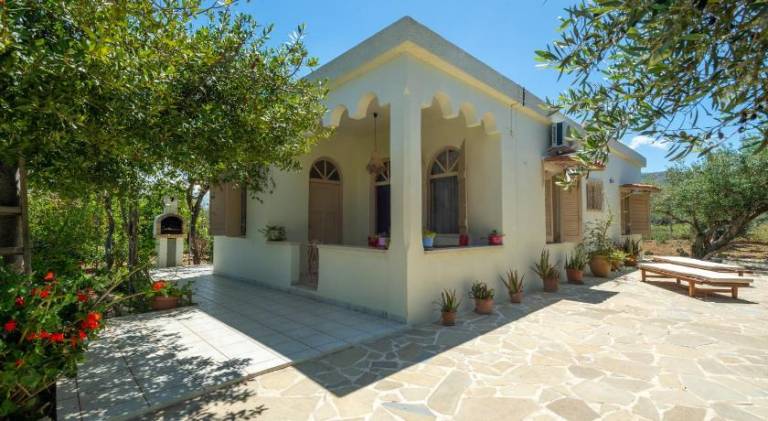 Vacation home with grill, terrace & garden in Heraklion