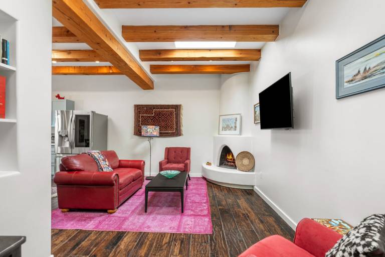 Palace of the Sleeping Dog - Dos: 2 bedroom, 2 bath Walk to Plaza A/C Pet Friendly — photo 3