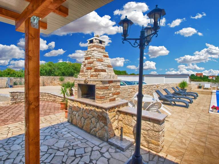 Pleasant apartment with barbecue & pool | Sea view | Pet-friendly — photo 2