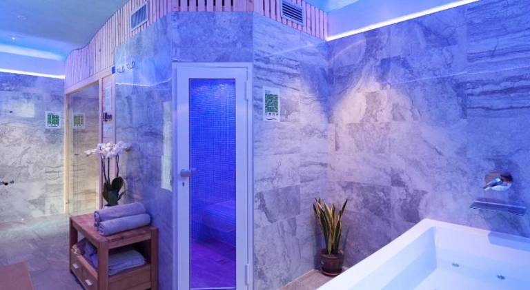 Villa with pool & jacuzzi — photo 2