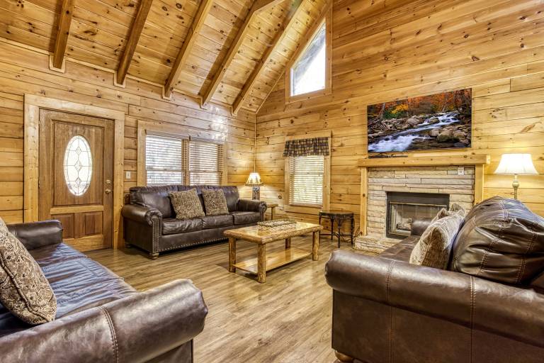 Family-friendly cabin with BBQ, pool & hot tub | Mountain view | Pets are welcome — photo 4